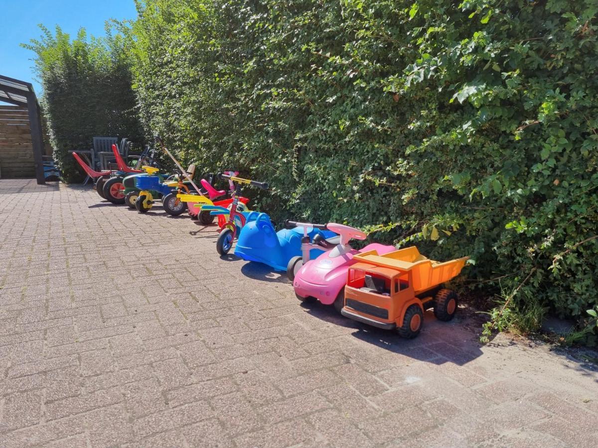 Finse Woning Op Camping De Tulpenweide Breezand Exterior photo