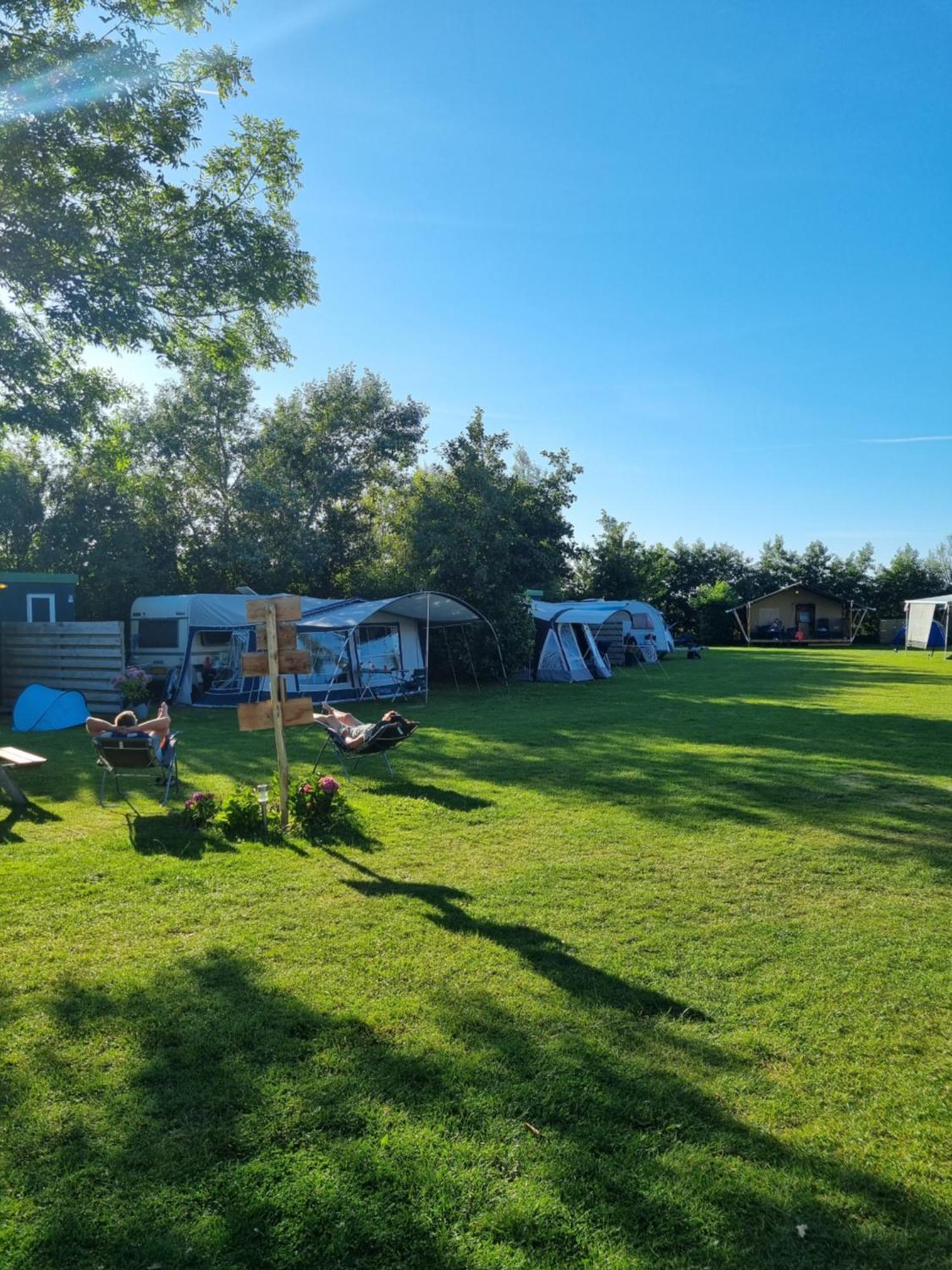 Finse Woning Op Camping De Tulpenweide Breezand Exterior photo
